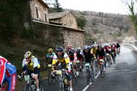 Les cyclos visitent des paysages sauvages et typiques en Drôme Provençale