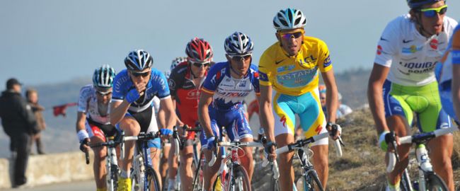 Alberto Contador contrôle ses adversaires