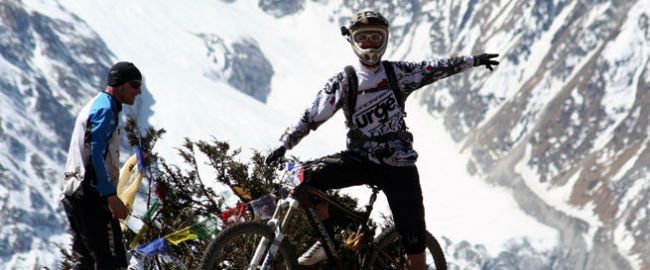 Fabien Barel sur le toit du Népal