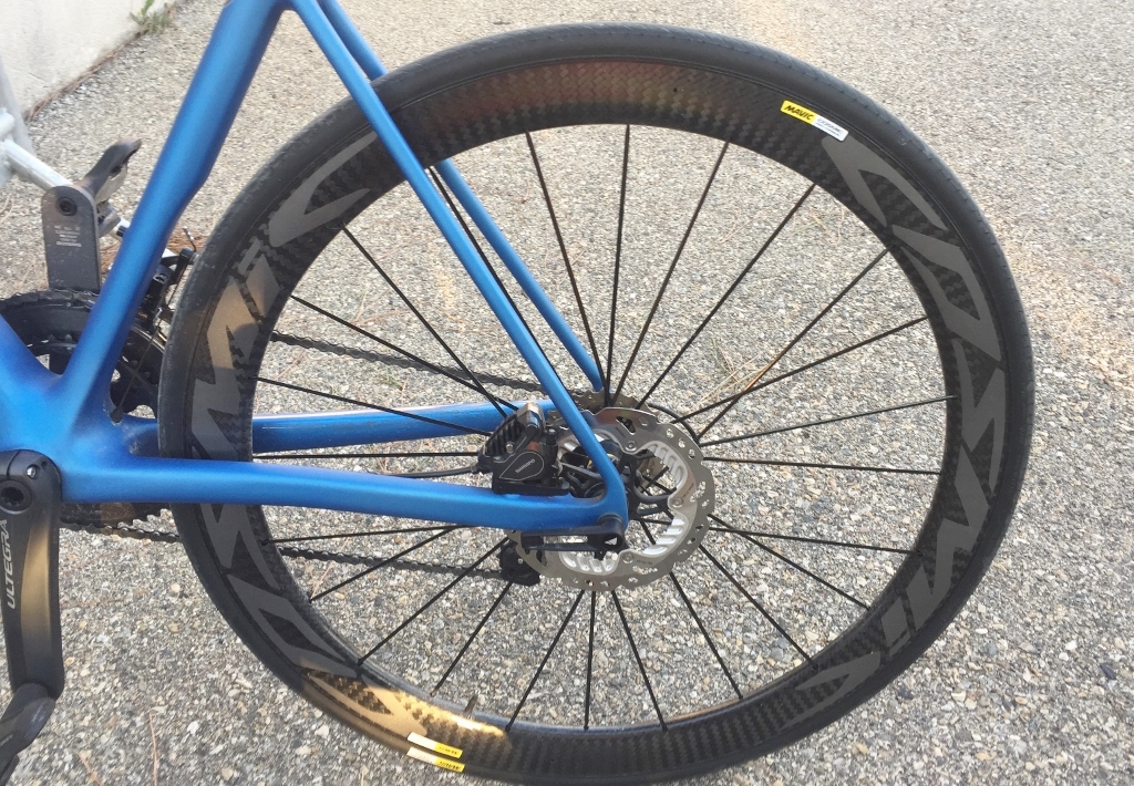 Test du Canyon Ultimate CF SL Disc 8.0 Aero - © Vélo101 <br /> Toute reproduction, même partielle, sans autorisation, est strictement interdite.