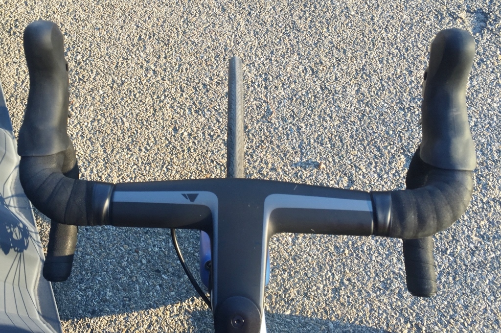 Test du Canyon Ultimate CF SL Disc 8.0 Aero - © Vélo101 <br /> Toute reproduction, même partielle, sans autorisation, est strictement interdite.