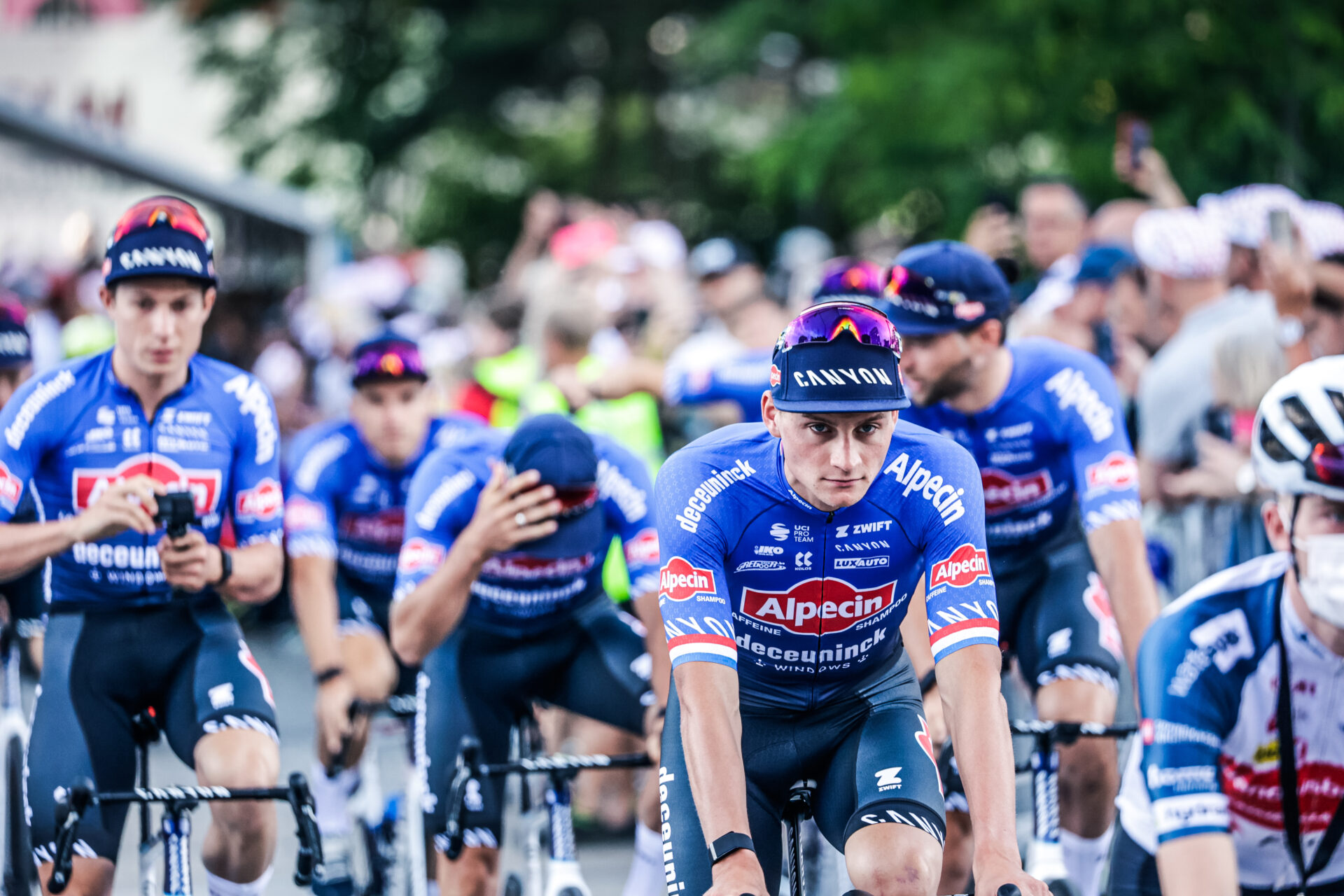 Alpecin Deceuninck Avec Van Der Poel Et Philipsen Sur Le Tour De France