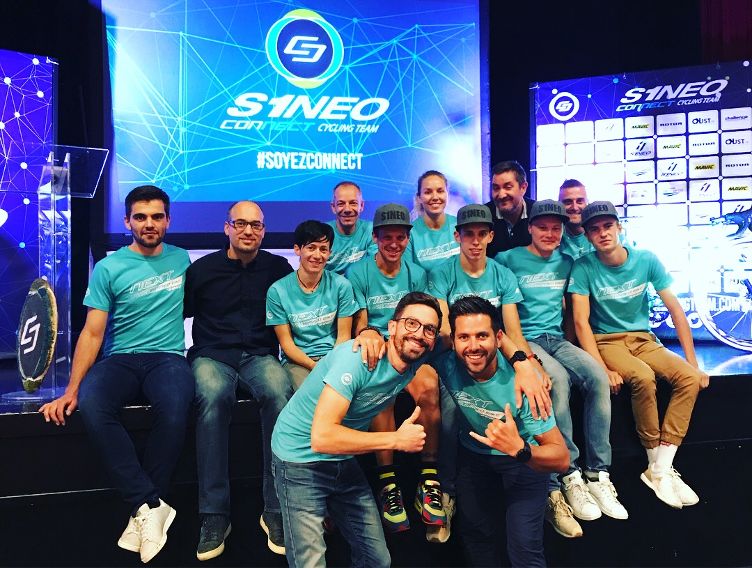Le staff S1NEO Connect Cycling Team au grand complet