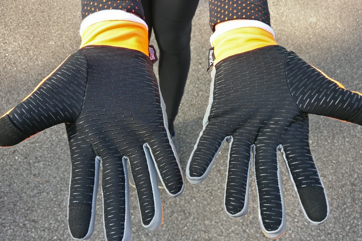Les paumes siliconées des gants Santini Acquazero Vega