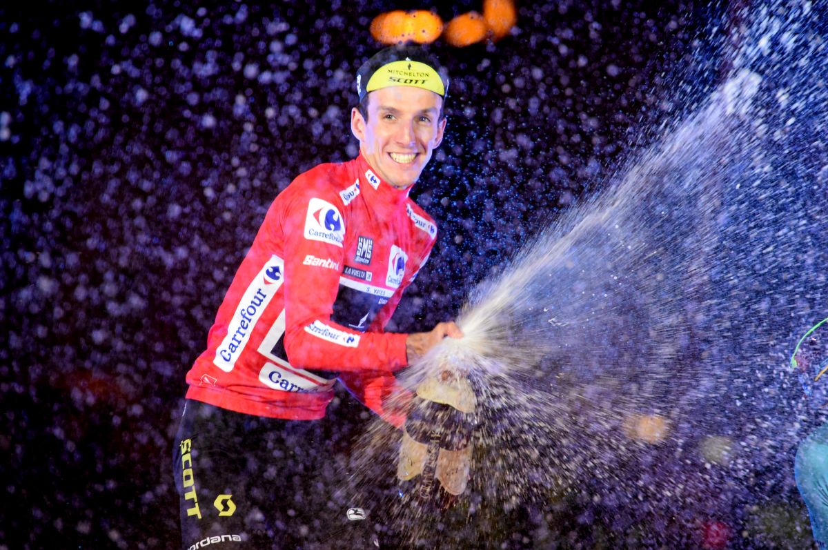 Simon Yates célébrant sa victoire sur la Vuelta