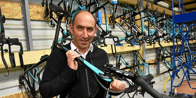 Jérôme Pineau au moment de la revente des vélos de son équipe en fin de saison