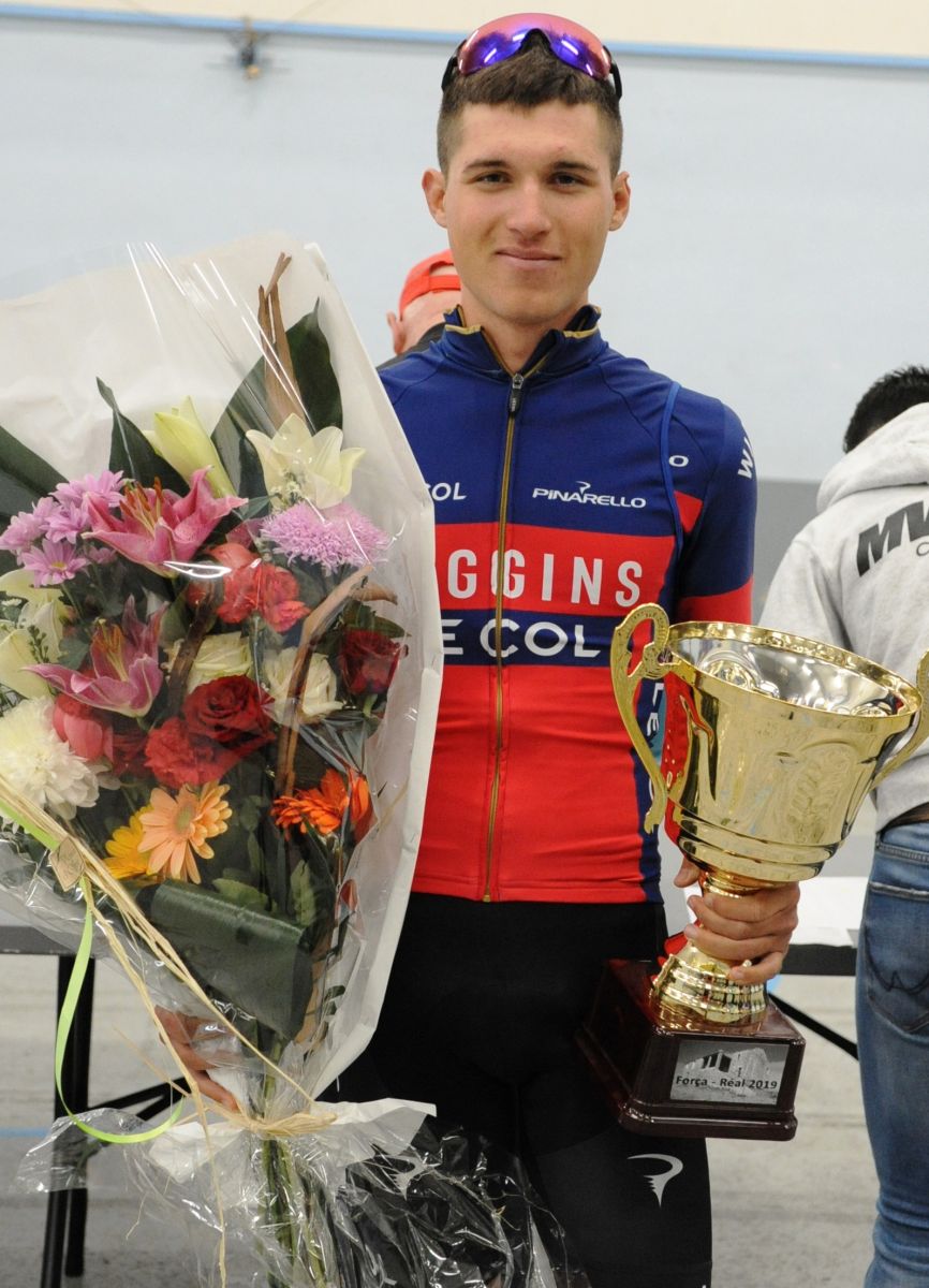 Coupe et bouquet pour Corentin Navarro, vainqueur 2019 Coupe et bouquet pour Corentin Navarro, vainqueur 2019