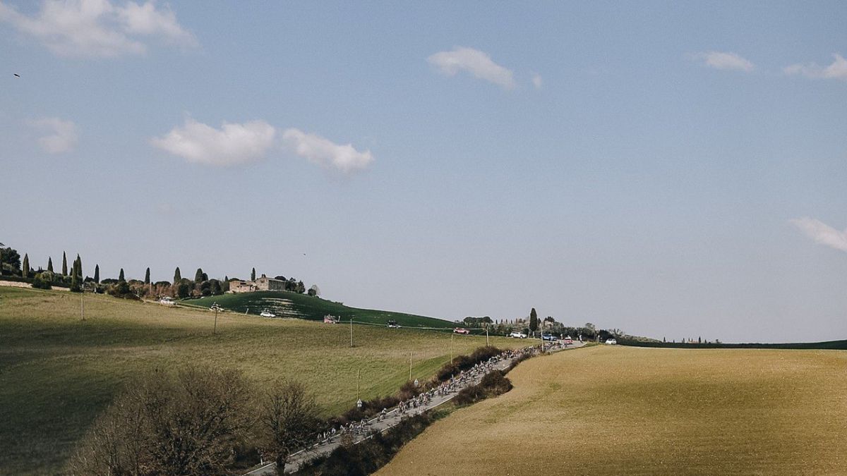 Avec ses chemins de pierre, ses cyprès, ses collines et ses villas, la Toscane plante le décor idéal pour ancrer les Strade Bianche dans la légende