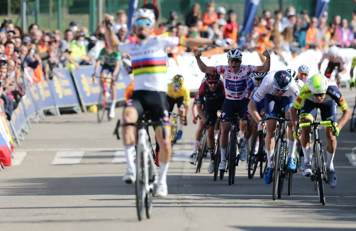 La joie de Remco Evenepoel lors de la victoire de Julian Alaphilippe lors de la deuxième étape du Tour du Pays-Basque.