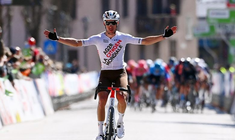 Sur la première étape du Tour des Alpes, Geoffrey Bouchard a échappé de peu au retour du peloton pour remporter la première victoire de sa carrière