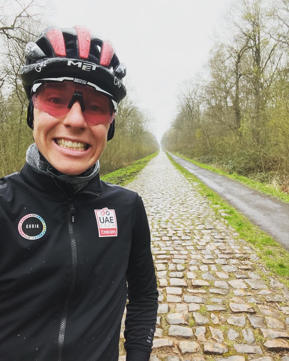 Tadej Pogacar prend la pose devant la trouée d'Arenberg