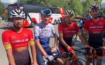 En posant ici à côté de Chris Froome au départ de la Mercan'Tour Classic, les coureurs de China Glory effectuent le rapprochement entre le projet chinois et le projet israélien d'Israël Premier-Tech / Source : China Glory