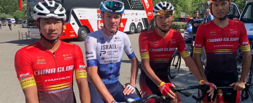 En posant ici à côté de Chris Froome au départ de la Mercan'Tour Classic, les coureurs de China Glory effectuent le rapprochement entre le projet chinois et le projet israélien d'Israël Premier-Tech / Source : China Glory