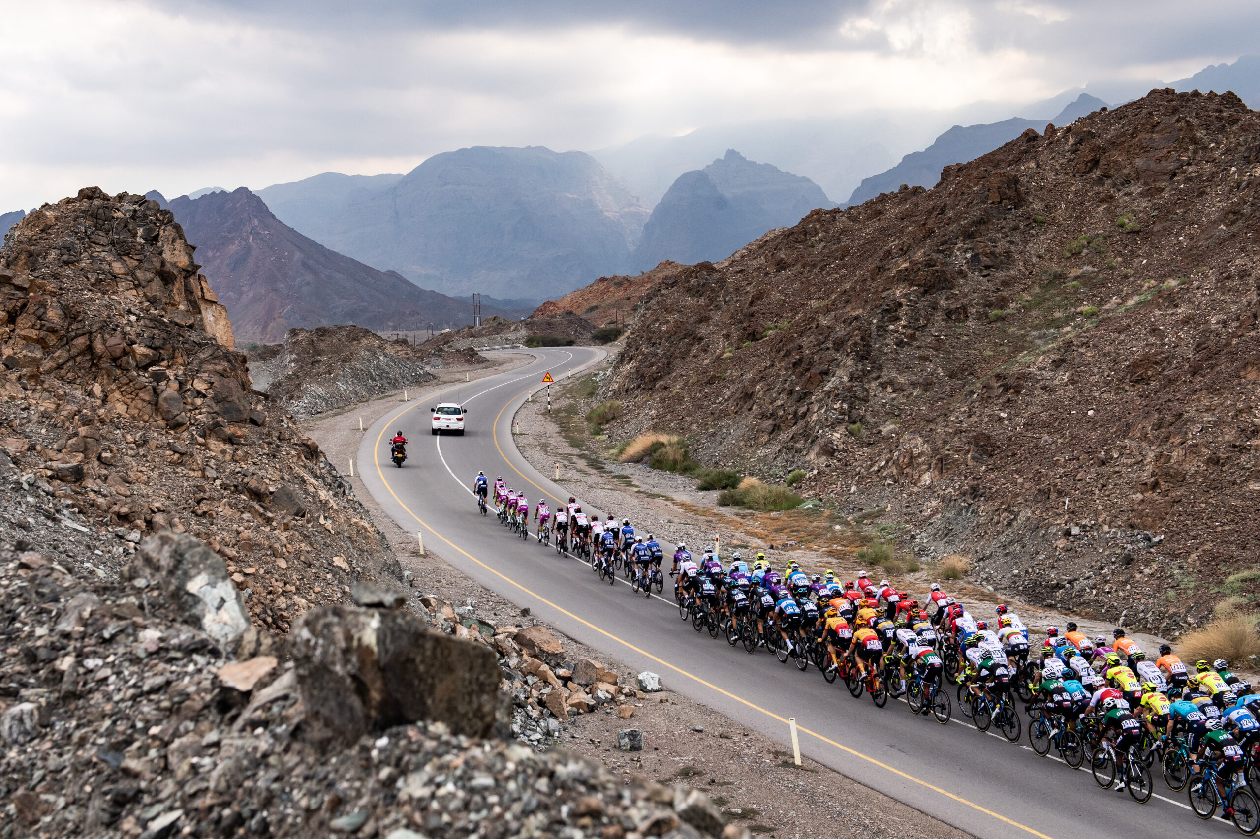 Les longues étapes de transition, qui plus est courues en semaine, ne suscitent que l'intérêt d'un public réduit (ici la 1ere étape du Tour d'Oman 2022) / © ASO - Alex Broadway
