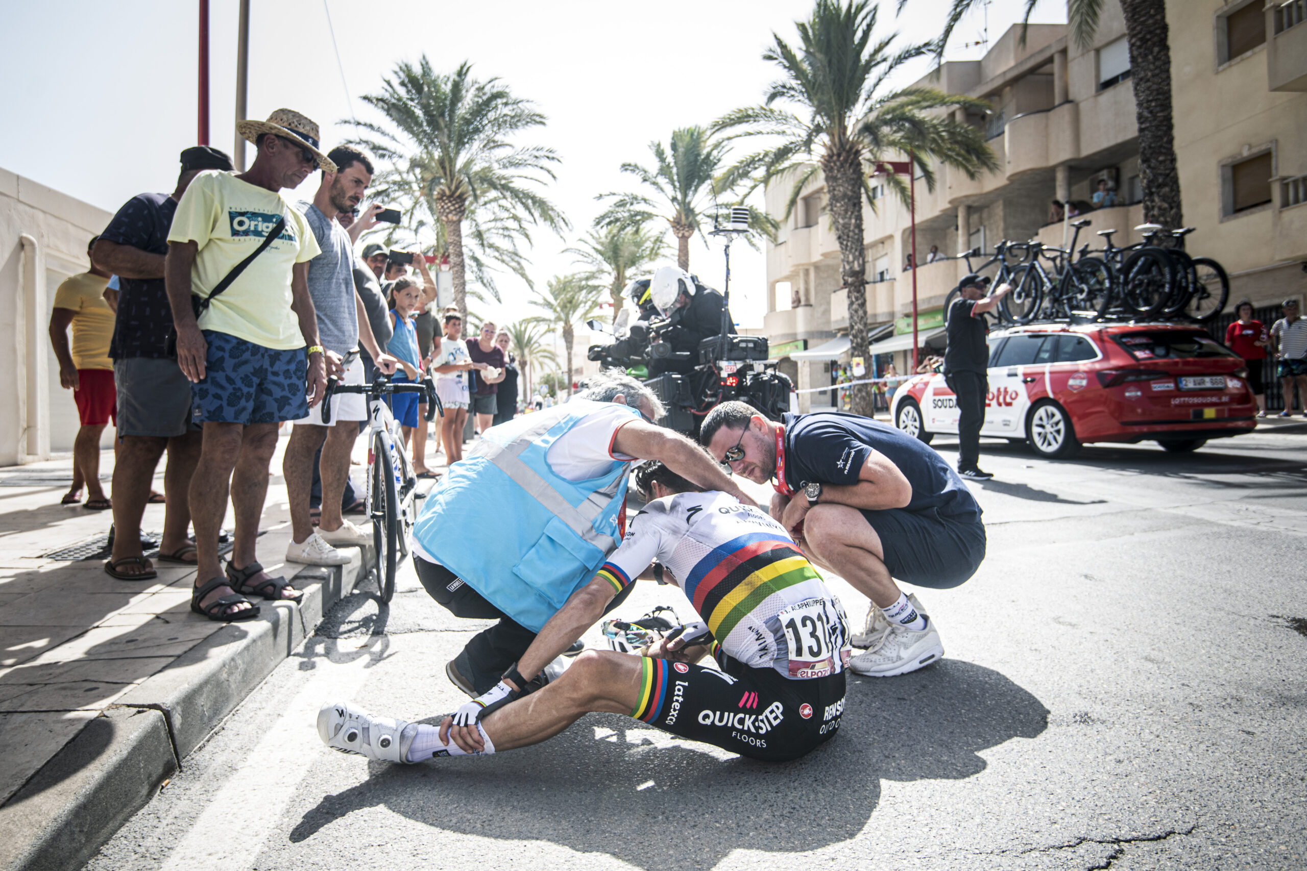 Julian Alaphilippe al momento del suo ritiro, durante l'undicesima tappa della Vuelta © ASO - Charly Lopez