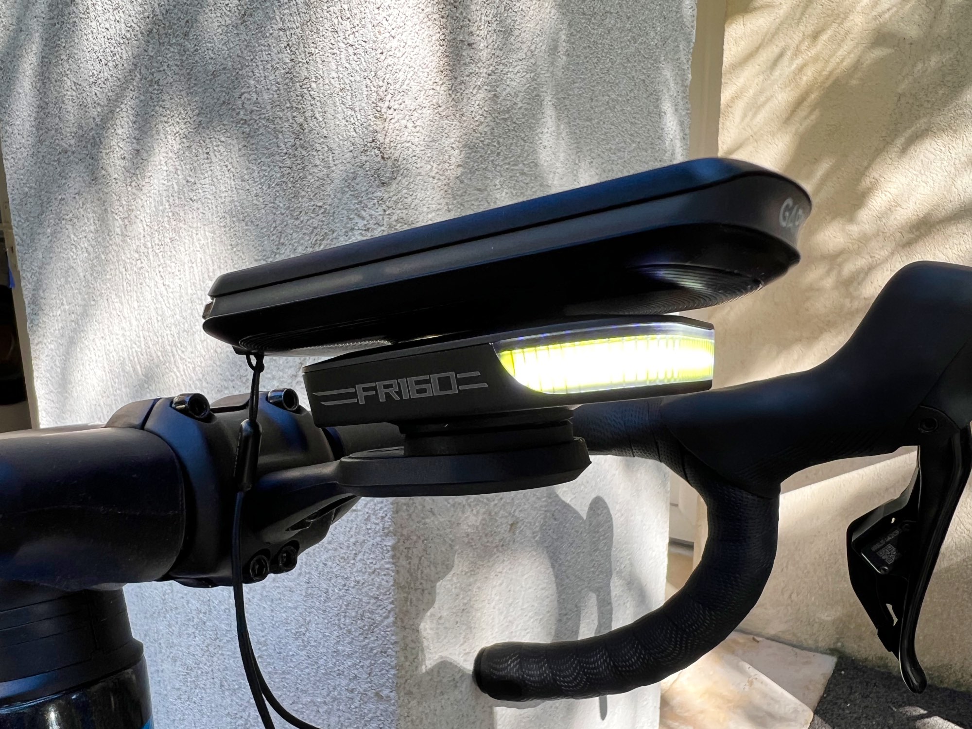 Éclairage vélo avant Ravemen FR 160 avec fixation compteur Garmin