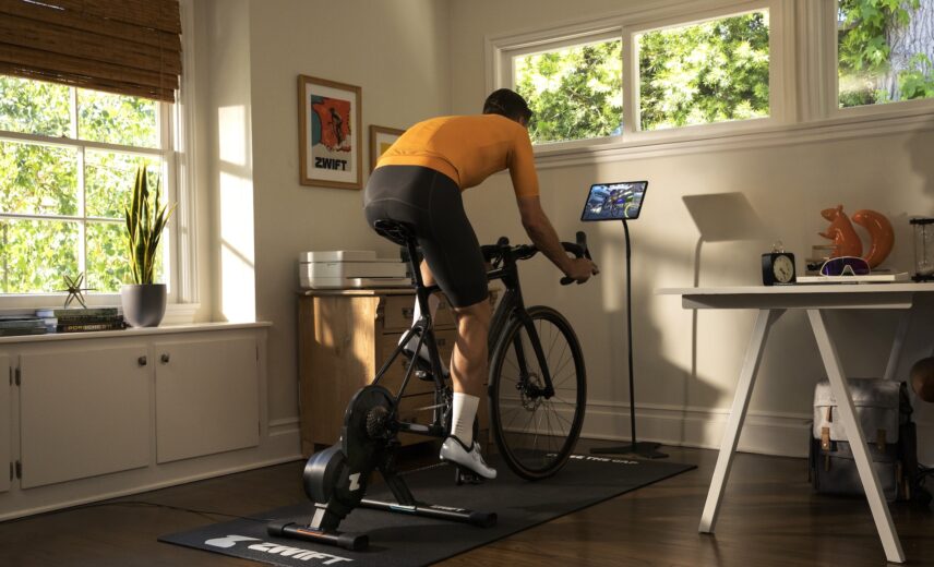 zwift home trainer homme interieur cycliste