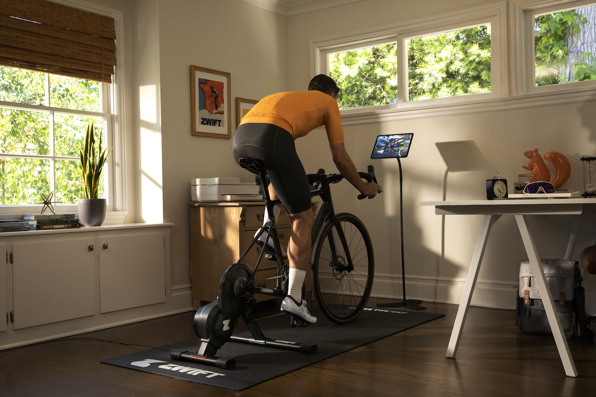 zwift home trainer homme interieur cycliste