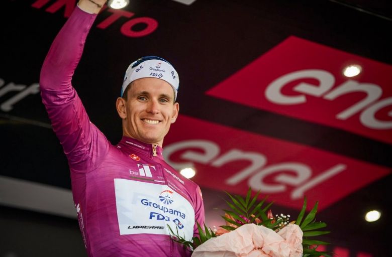 Arnaud Démare, bien emmené par son train de sprint, a déjà remporté trois étapes sur ce Giro, et possède solidement le maillot Cyclamen