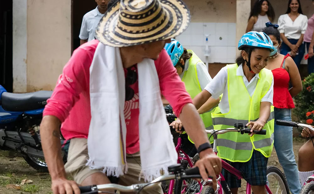 Lachlan Morton don de vélos en Colombie