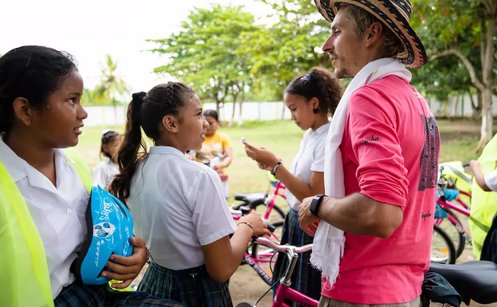 Lachlan Morton don de vélos en zones rurales de Colombie