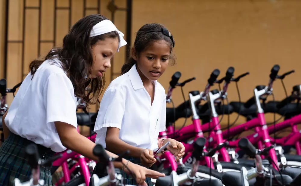 Lachlan Morton don de vélos dans des zones rurales à des enfants de Colombie