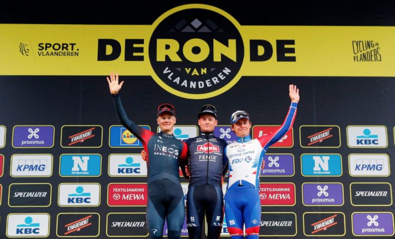 Aux côtés de Mathieu Van der Poel et de Dylan Van Baarle, Valentin Madouas est monté sur le podium du Tour des Flandres 2022 / Source : Ronde Van Vlaanderen