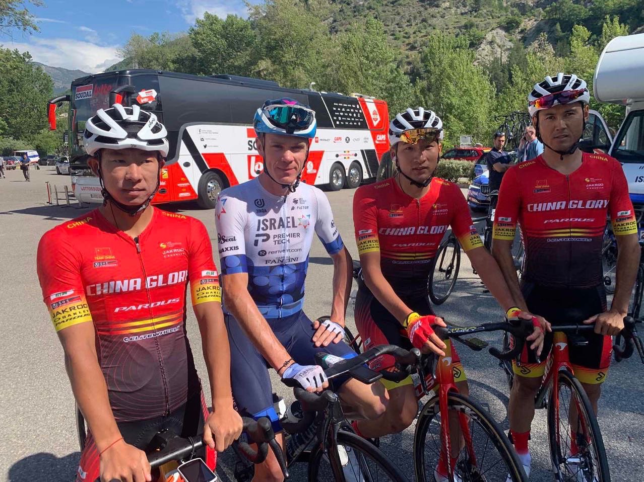 By standing here alongside Chris Froome at the start of the Mercan'Tour Classic, China Glory pilots make the connection between the Chinese project and the Israeli Israeli Premier-Tech project / Source: China Glory 