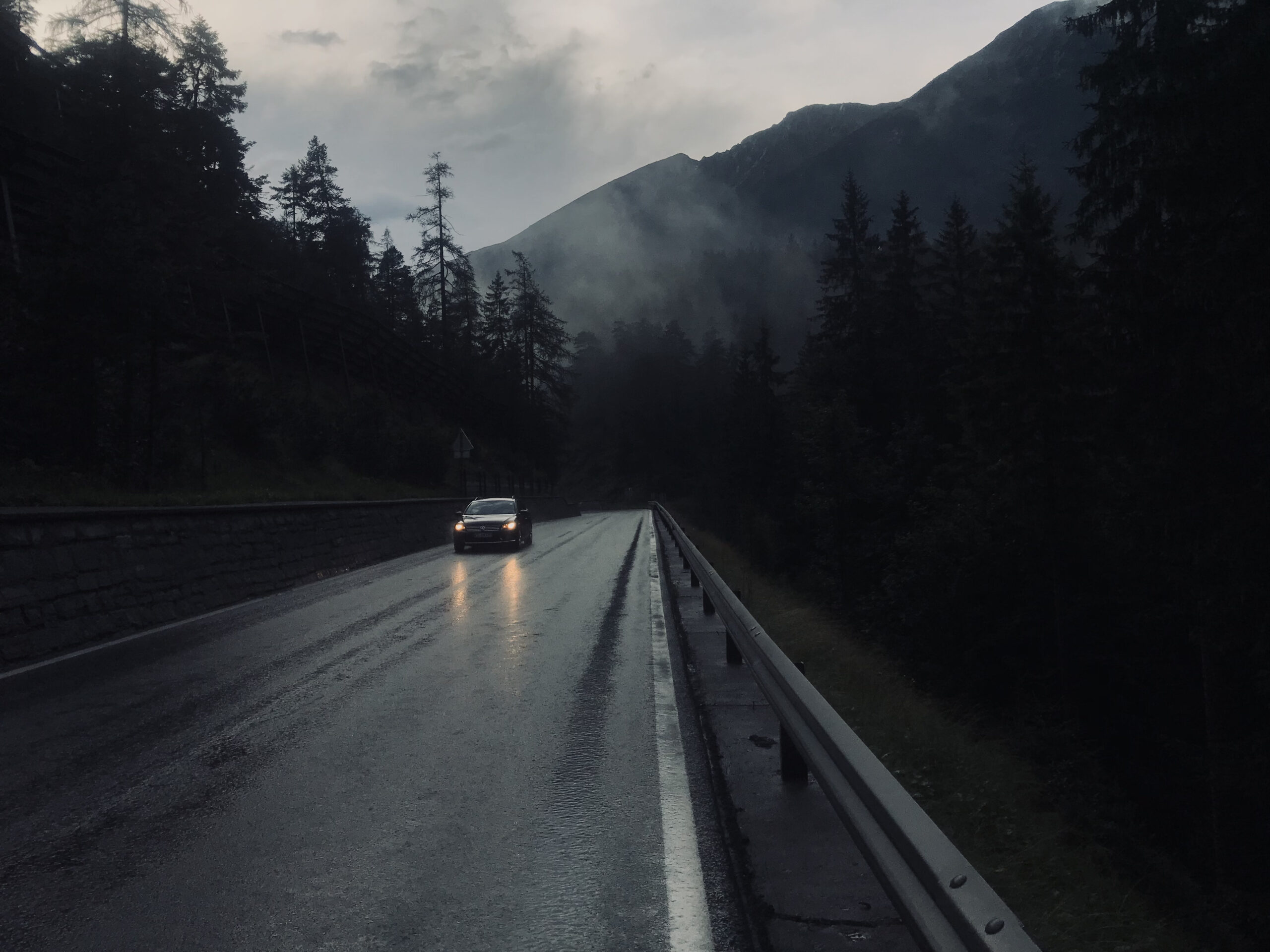 Participer à la TransContinental Race, c'est aussi s'engager à rouler dans la nuit humide, à l'image de cet orage dans l'ascension du Fernpaß - Autriche / Crédits : Rodrigue Lombard
