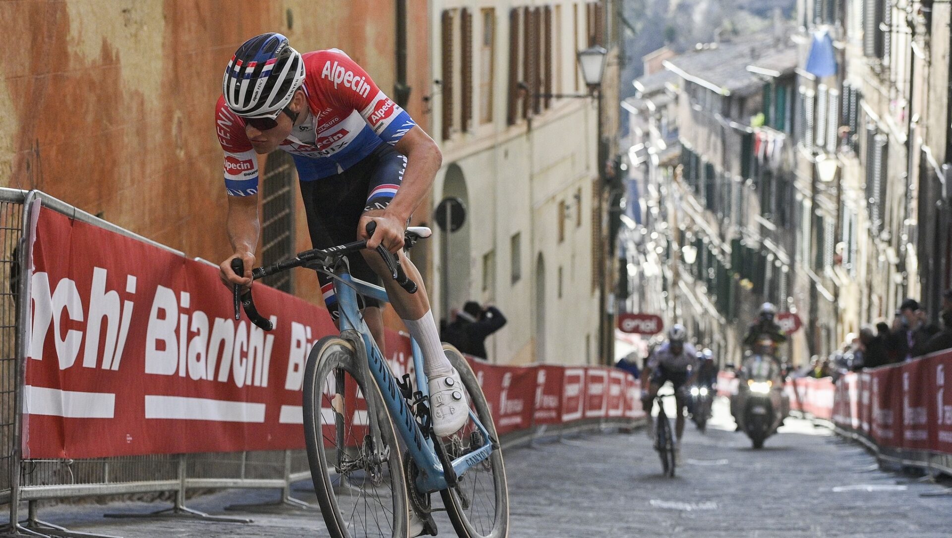 Strade Bianche : Julian Alaphilippe abandonne sur chute - Velo 101