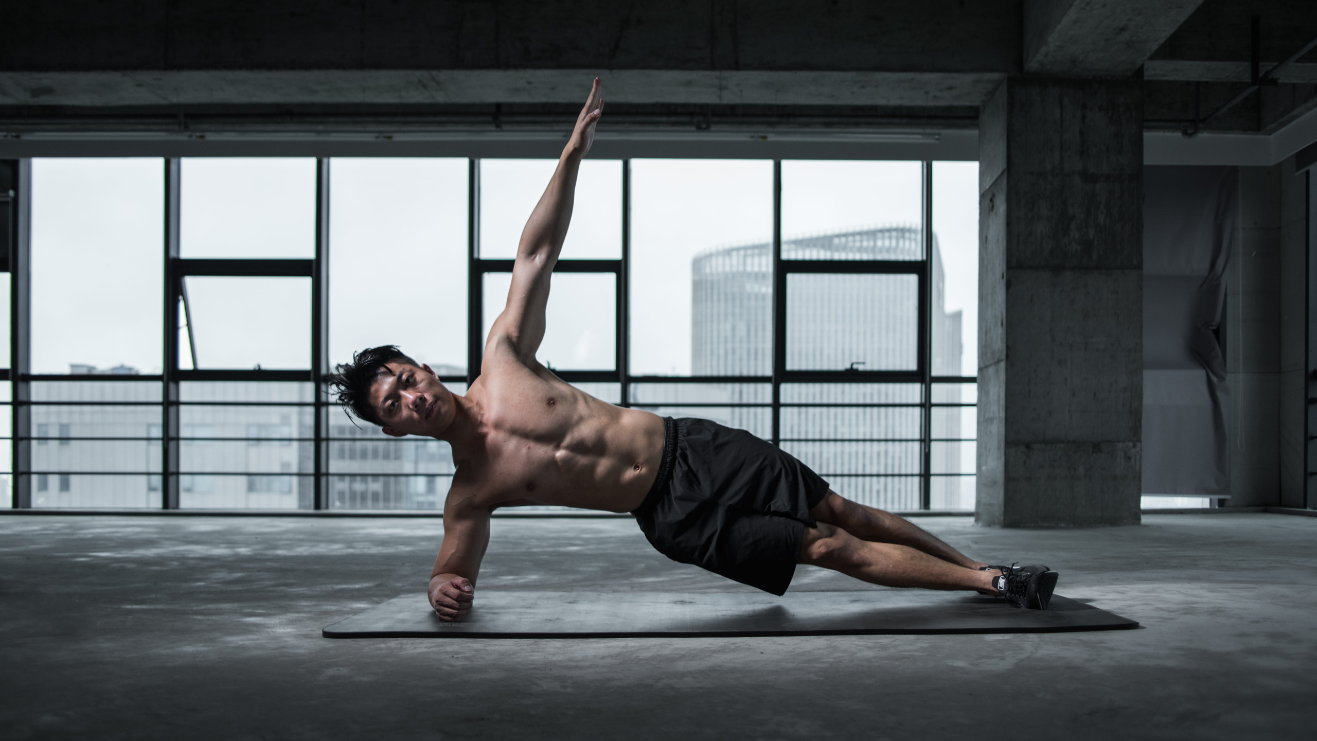 homme abdos pilates cyclisme