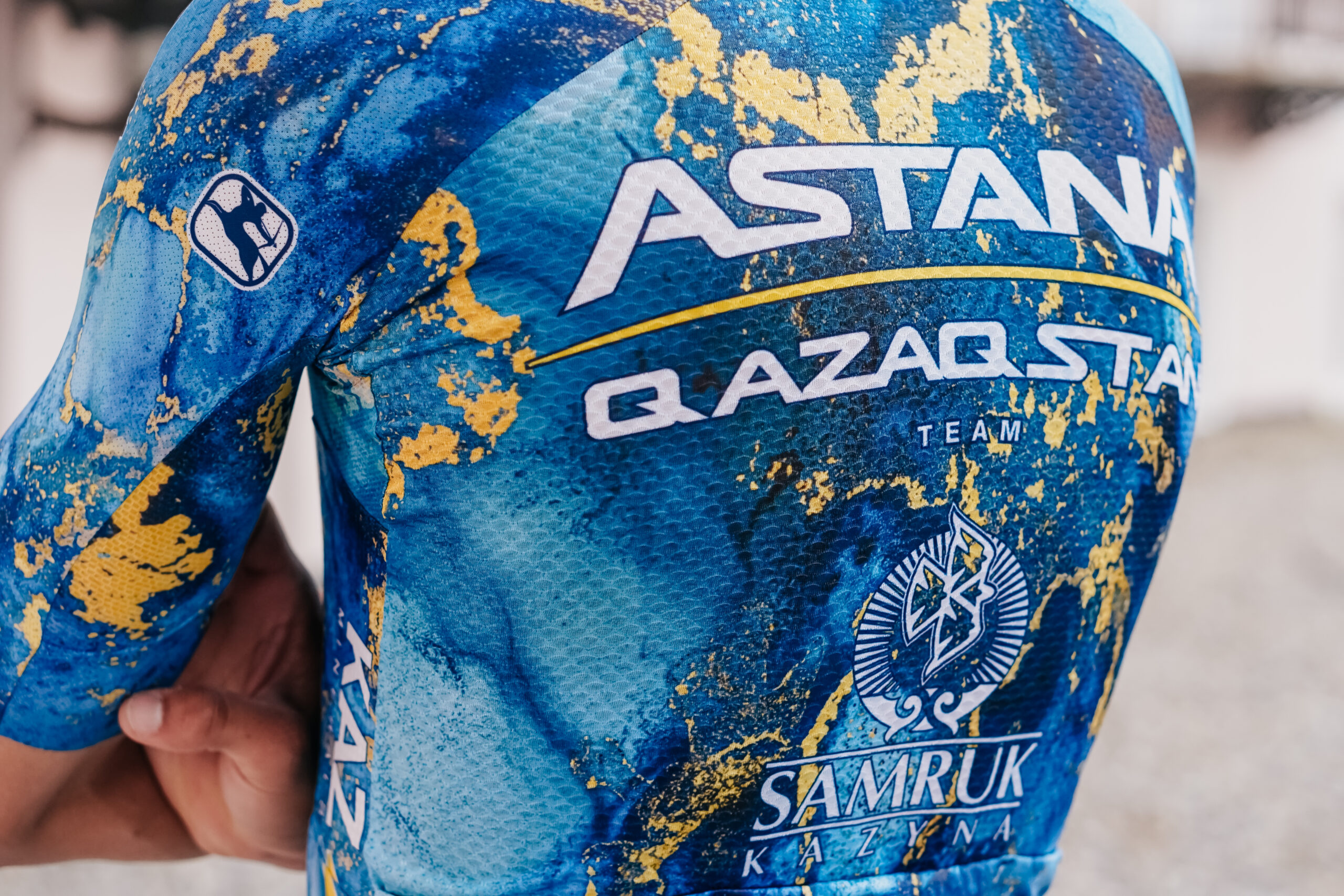 L Quipe Astana Qazaqstan Portera Un Maillot Sp Cial Lors Du Tour De   Astana Dos 1 Scaled 